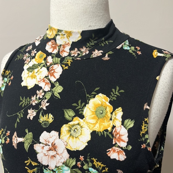 Sleeveless floral blouse - Picture 2 of 5